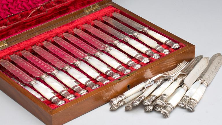 BESTICK, nysilver, utländska stämplar, omkring 1900, 36 delar.