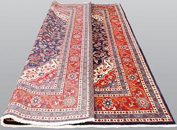 A Hamadan carpet, ca 330 x 220 cm.
