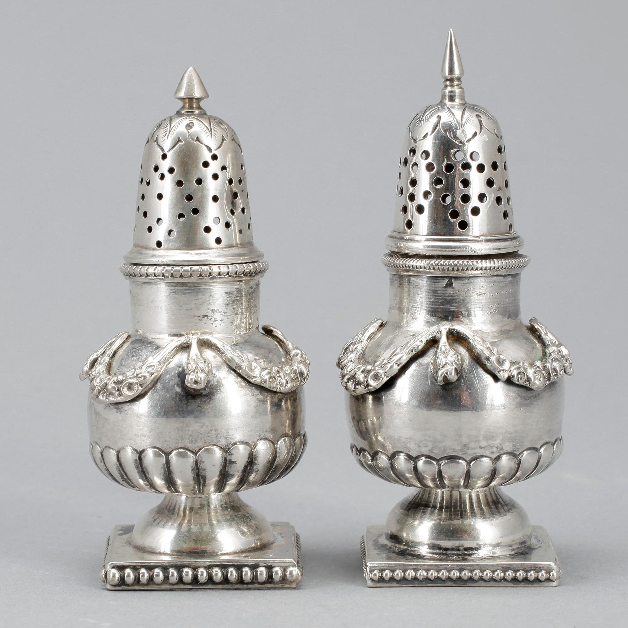 STRÖARE, ett par snarlika, silver, oidentifierade stämplar, omkring 1900. Vikt ca 110g.