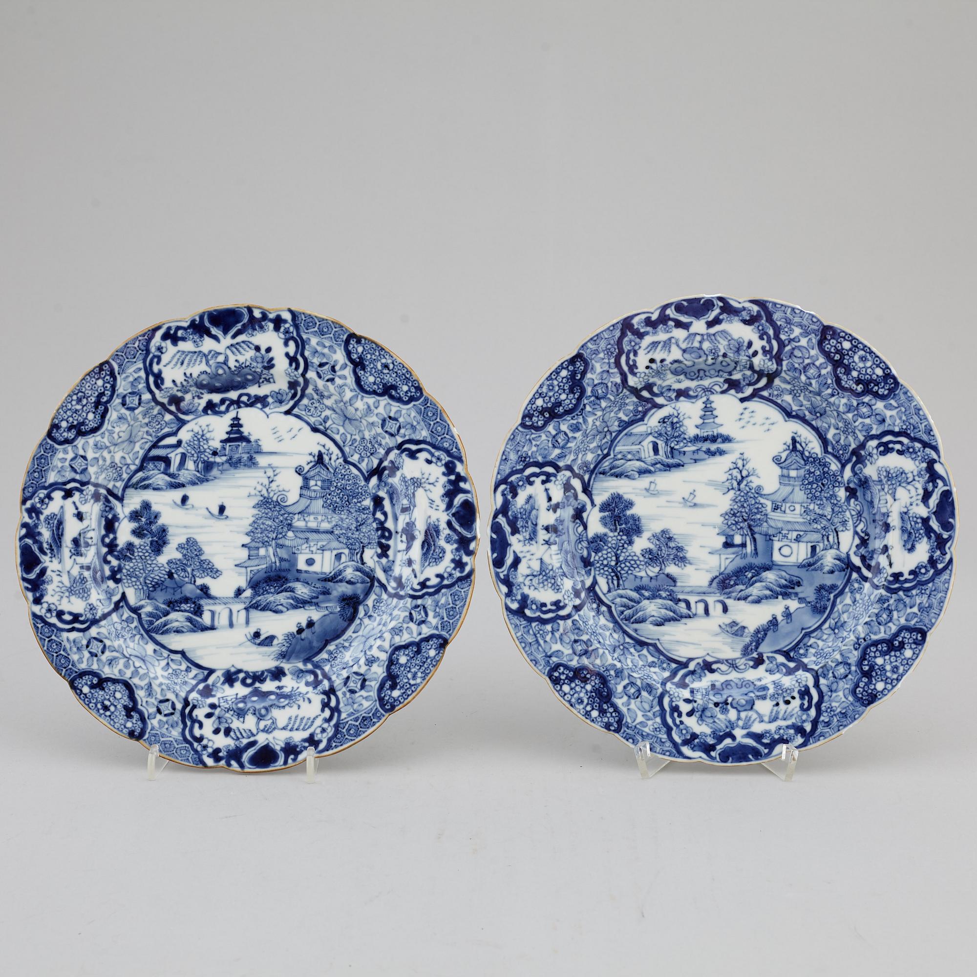 A pair of blue and white plates, Qing dynasty, Qianlong (1736-95).