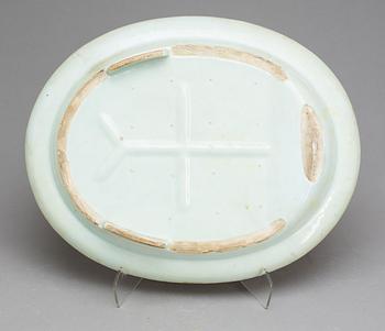 A CHINESE CANTON PORCELAIN PLATE, 19th century.