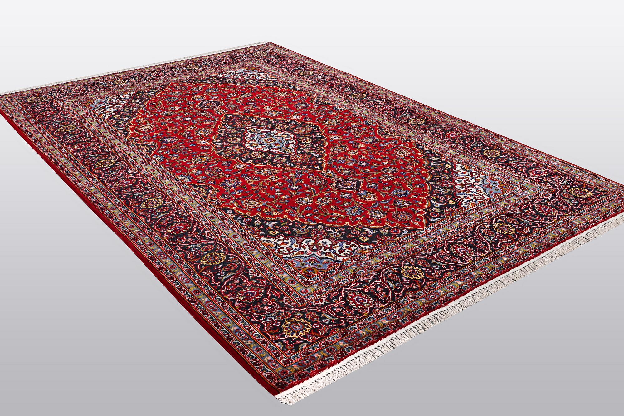 A carpet, Kashan, ca 298 x 202 cm.