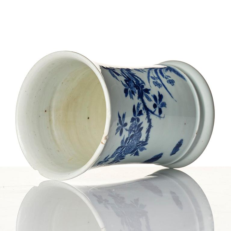 A blue and white brush pot, Qing dynasty, Kangxi (1662-1722).