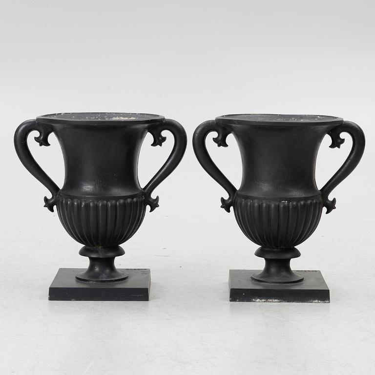 A pair of "Prakturnan" urns, Byarums Bruk, 21st century.