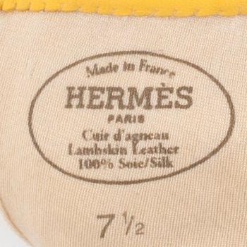 HERMÈS, a pair of yellow lambskin gloves, "Nervures Droites".