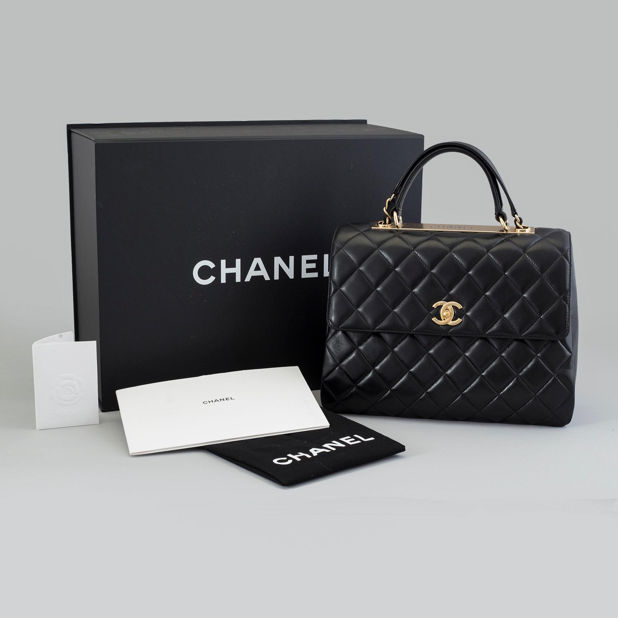 A bag by Chanel Grand sac a rabat avec poignee 2017. Bukowskis