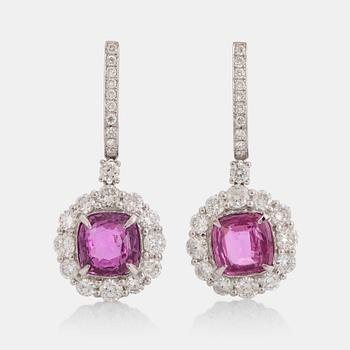 A pair of 18K white gold earrings set with faceted sapphires with a total weight of ca 4.45 cts.