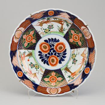 A Japananese imari porcelain dish, 20th century.