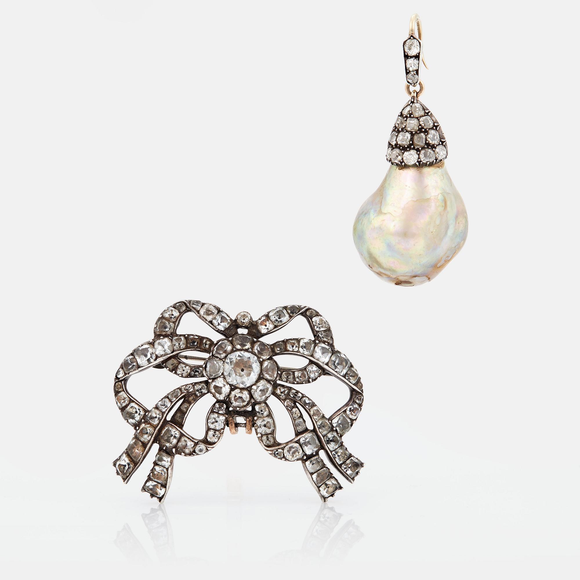 A PEARL PENDANT.