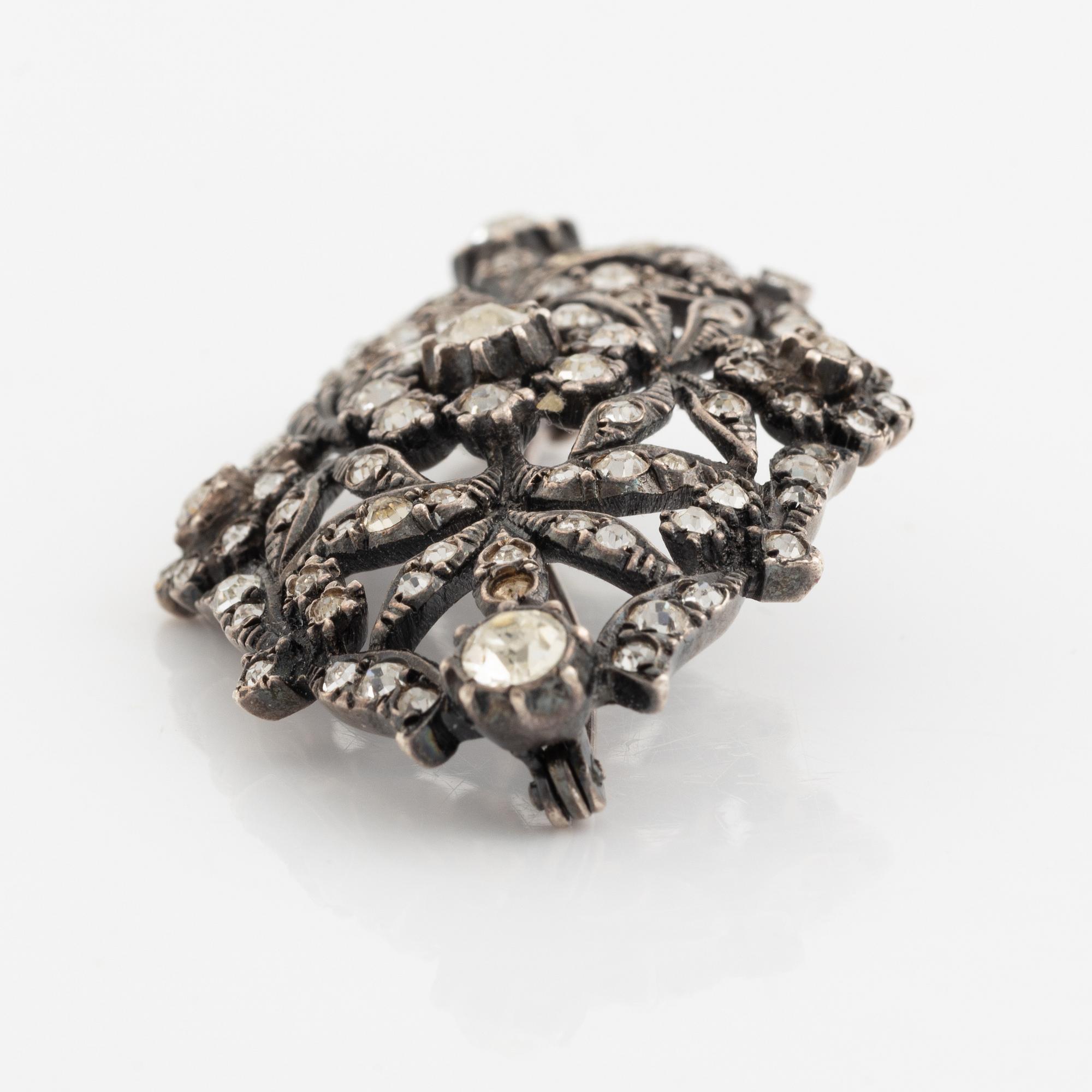 Armband, örhängen och brosch, silver och paste.