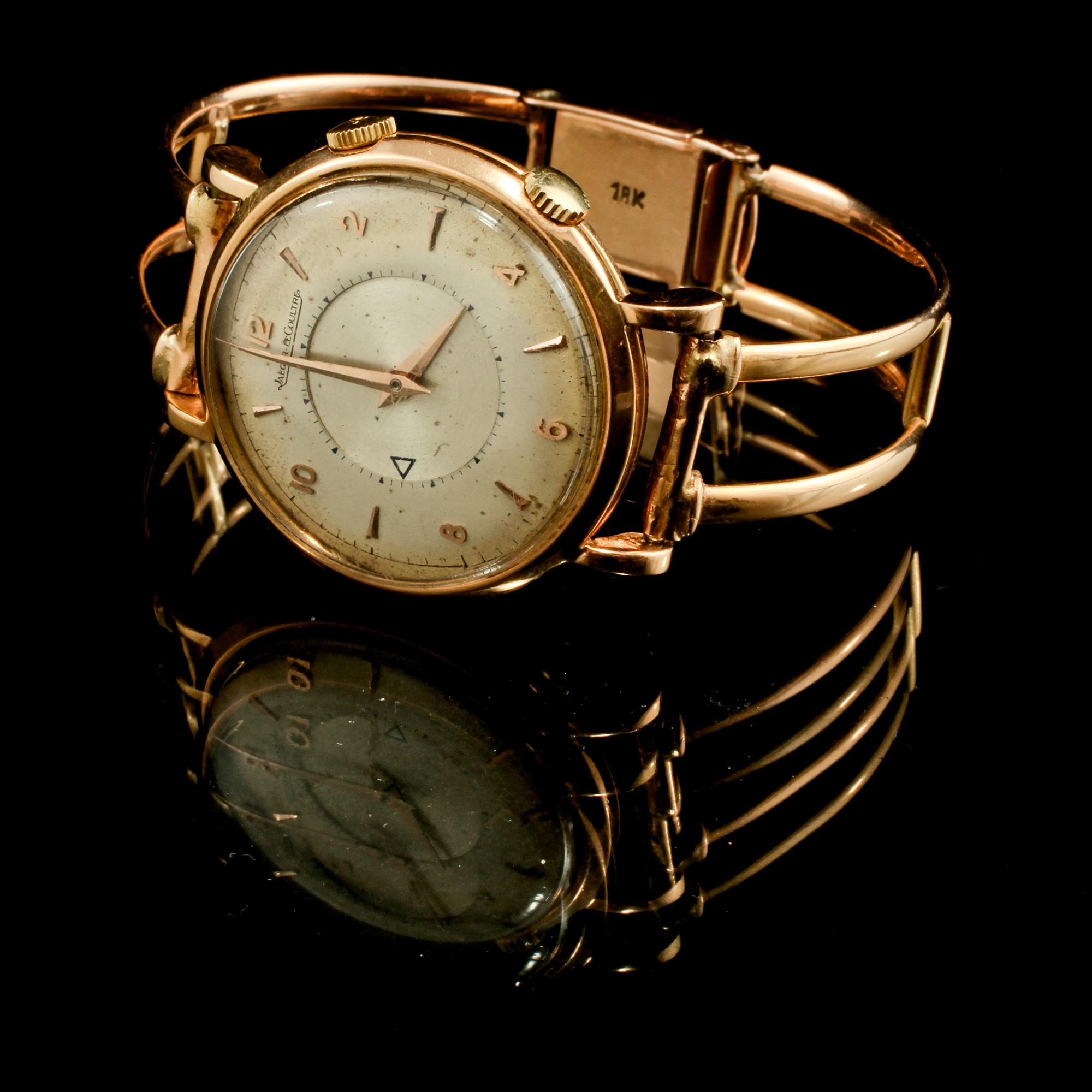 ARMBANDSUR, herr, 18 k guld, Jaeger LeCoultre, "Memovox". omkring 1900-talets mitt. Total vikt 56 g.