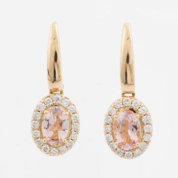Earrings in 14K gold with oval morganites and brilliant-cut diamonds.
