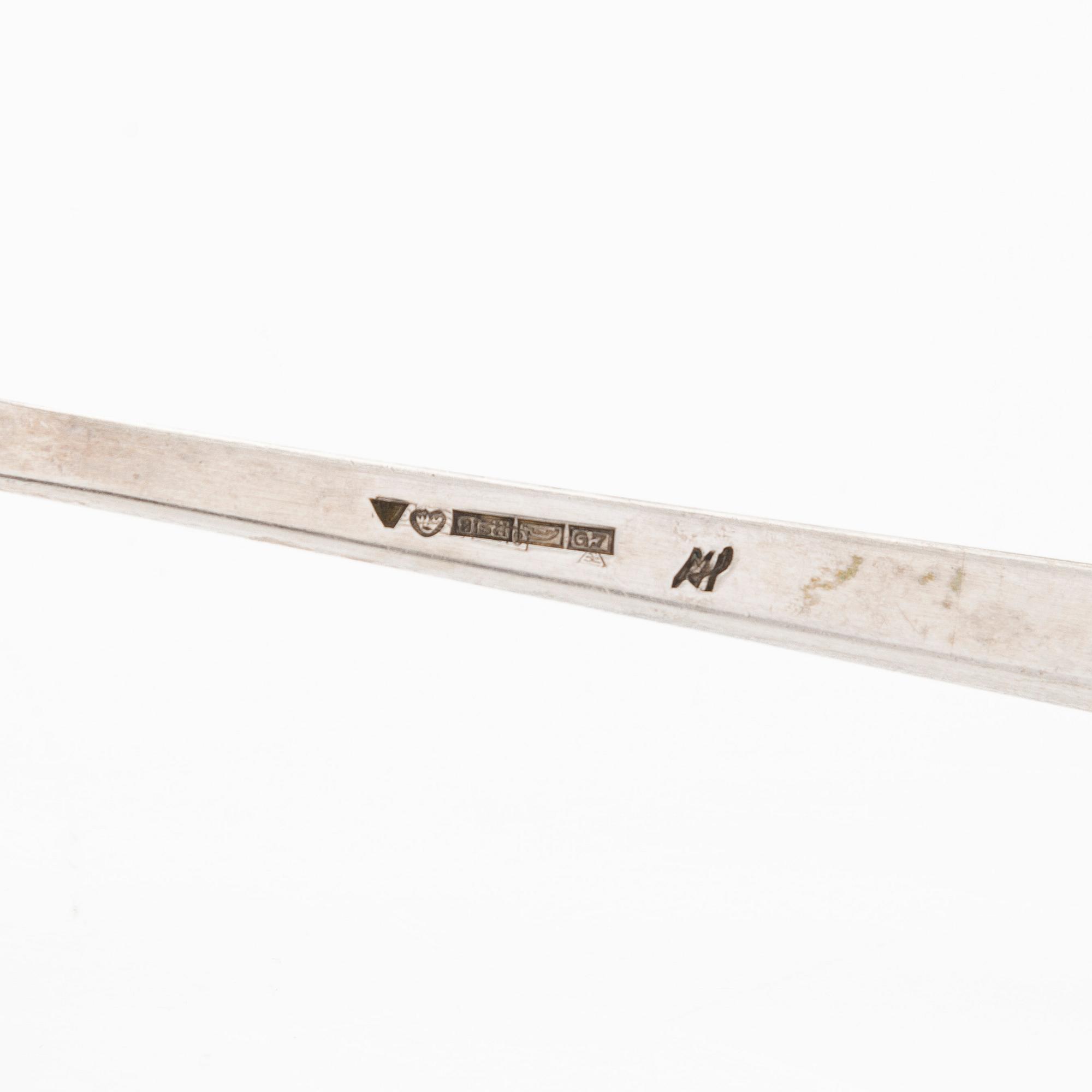 Tillander, Tarjoiluvälineitä, 9 kpl, hopeaa, joista viisi leimattu Matti Honkanen, Helsinki 1955-1962.