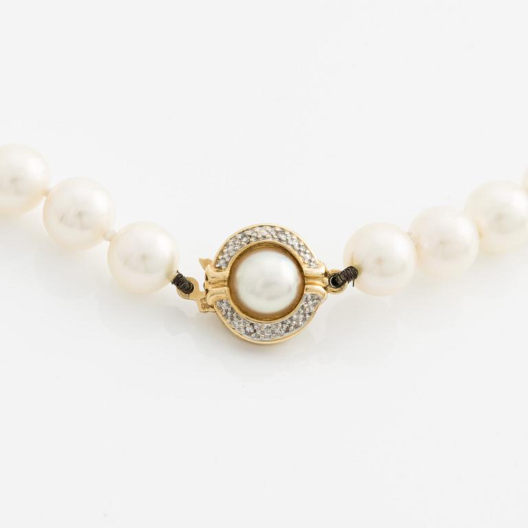 Pearl necklace, with cultured pearls, longer model.