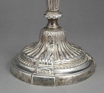 KANDELABRAR, ett par, försilvradmetall, Louis XVI, omkr år 1800.
