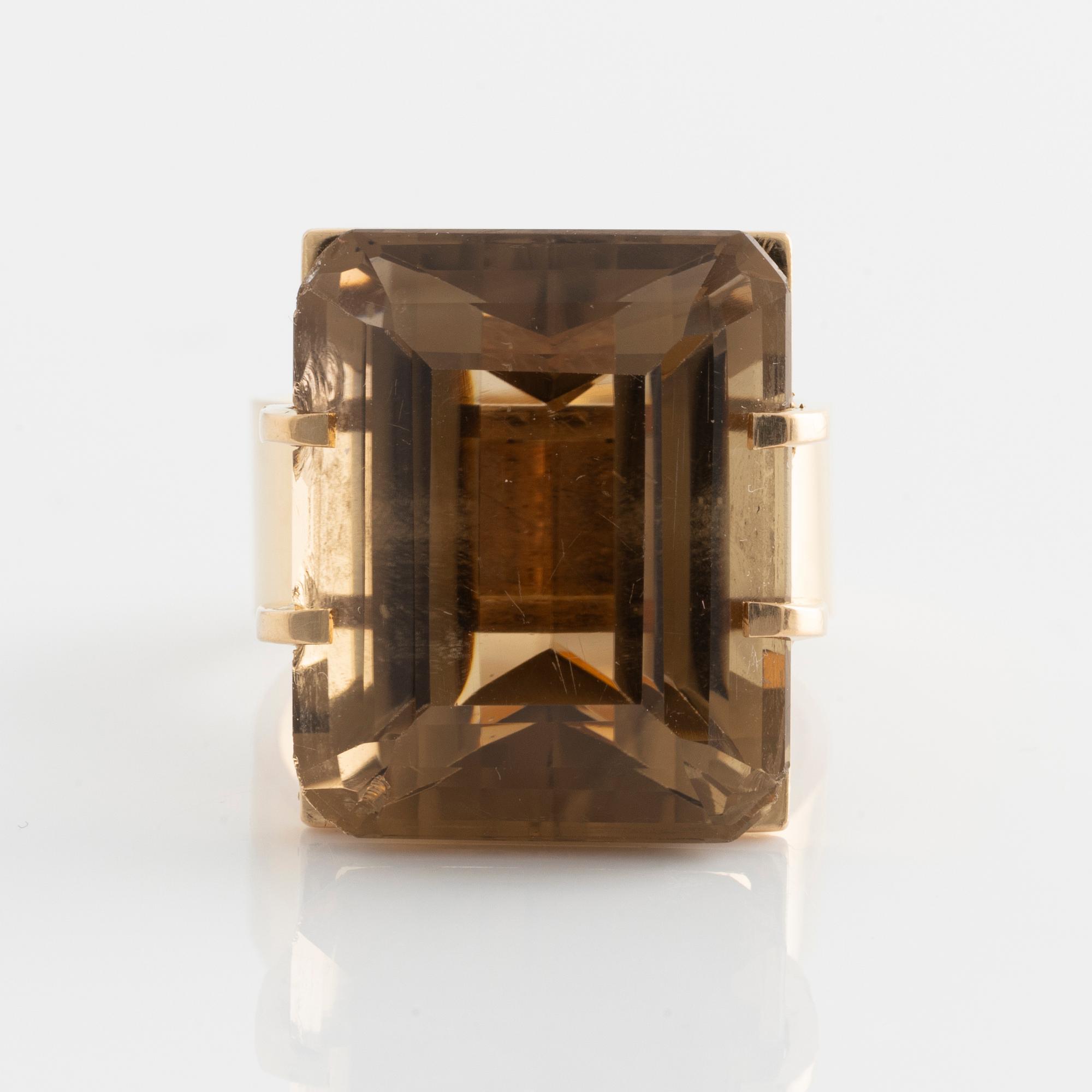 Anders Högberg a ring in 18K gold with faceted quartz.
