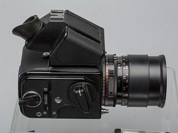 KAMERA MED TILLBEHÖR, Hasselbladkamera 2000 FC/M. Made in Sweden by Victor Hasselblad AB.