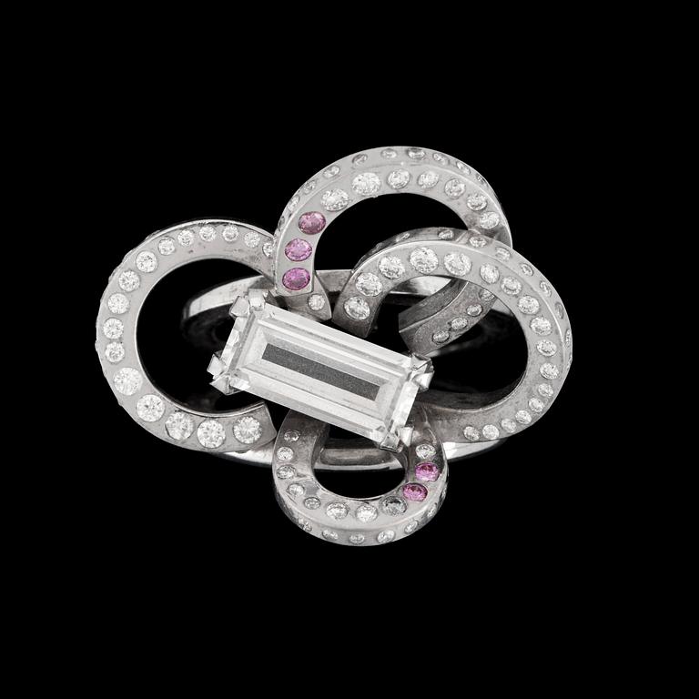 A ring with a large baguette cut diamond, 2.07 cts with pink and colourless diamonds tot. app. 1.70 cts.