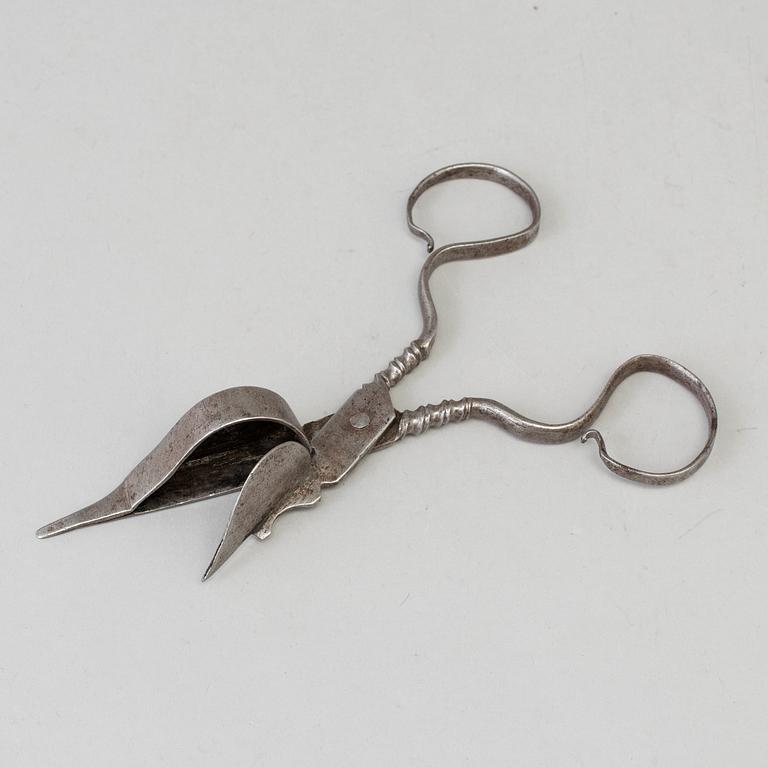 An 17th/18th century candle scissor.