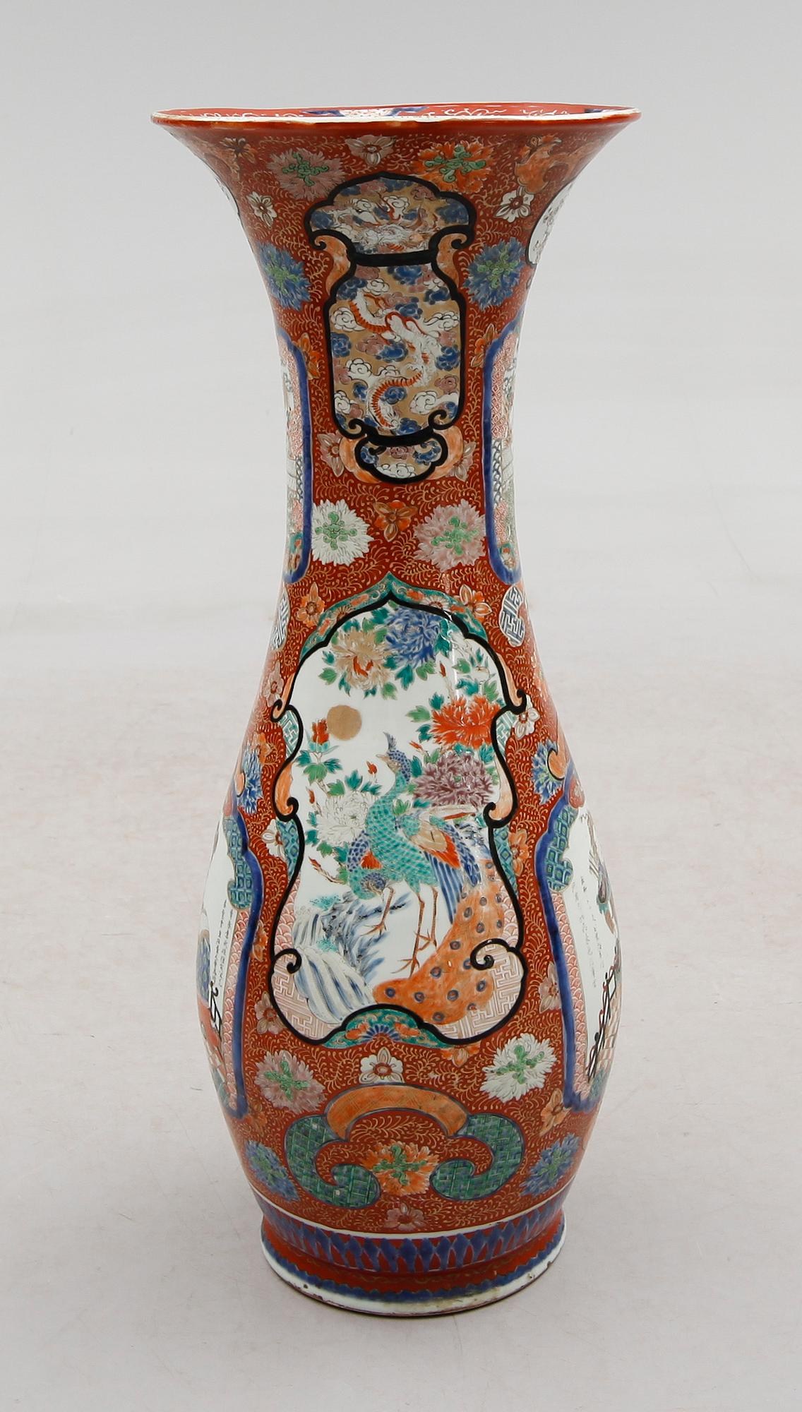GOLVVAS, porslin, Japan, 1900-talets första hälft.