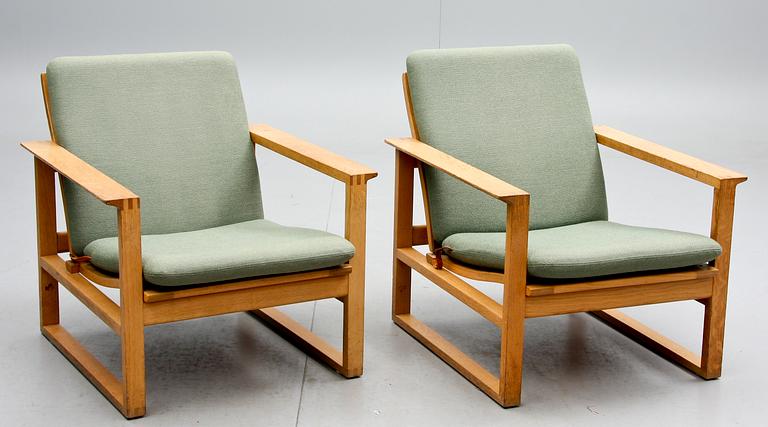FÅTÖLJER, ett par, "Slädestolen" , modell 2256, Börge Mogensen, Danmark.