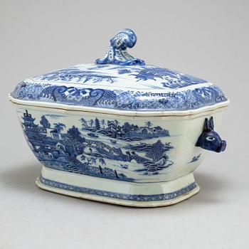 A blue and white export porcelain tureen with cover, Qing dynasty, Qianlong (1736-1795).