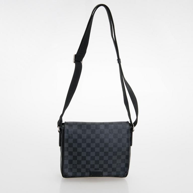 Louis Vuitton, "District PM Messenger", väska.