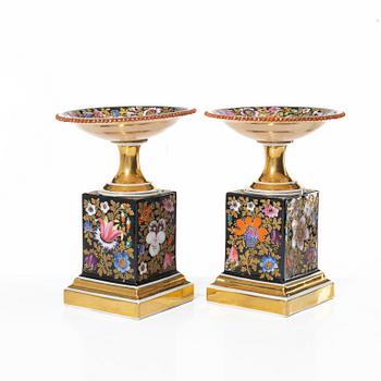 A pair of porcelain table decorations/tazzas, Russia, 19th Century.