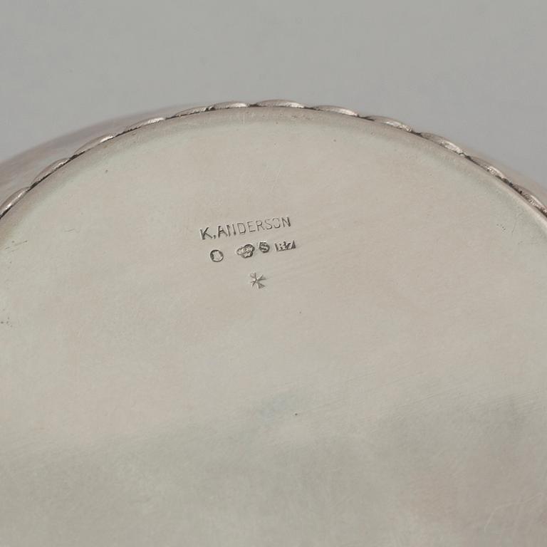 A bowl, a grate bowl and a bowl with lid in silver, first half of the 20th cenutry. Weight 600 g exkl inner glass bowl.