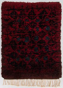 Kirsti Ilvessalo, a Finnish ryijy rug model for the Friends of Finnish Handicraft. Circa 166 x 118 cm.