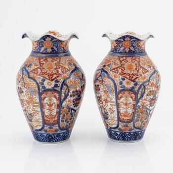 A pair of Japanese porcelain urns, Meiji period (1868-1912).