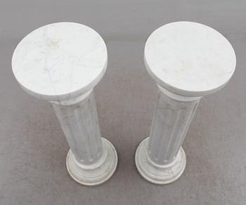 PIEDESTALER, 1 par, marmor, 1900-talets andra hälft.