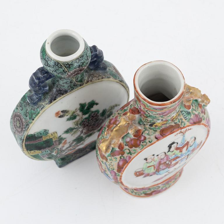 Two porcelain moon flasks, China, Qing dynasty, 19th-20th century.