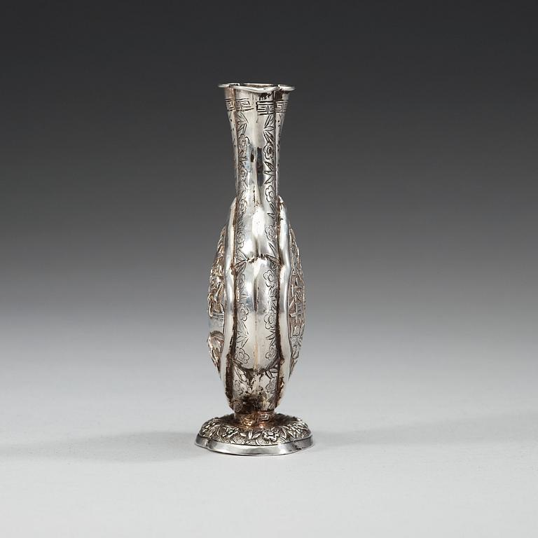 VAS, silver. Qing dynastin (1644-1912). Otydliga stämplar.