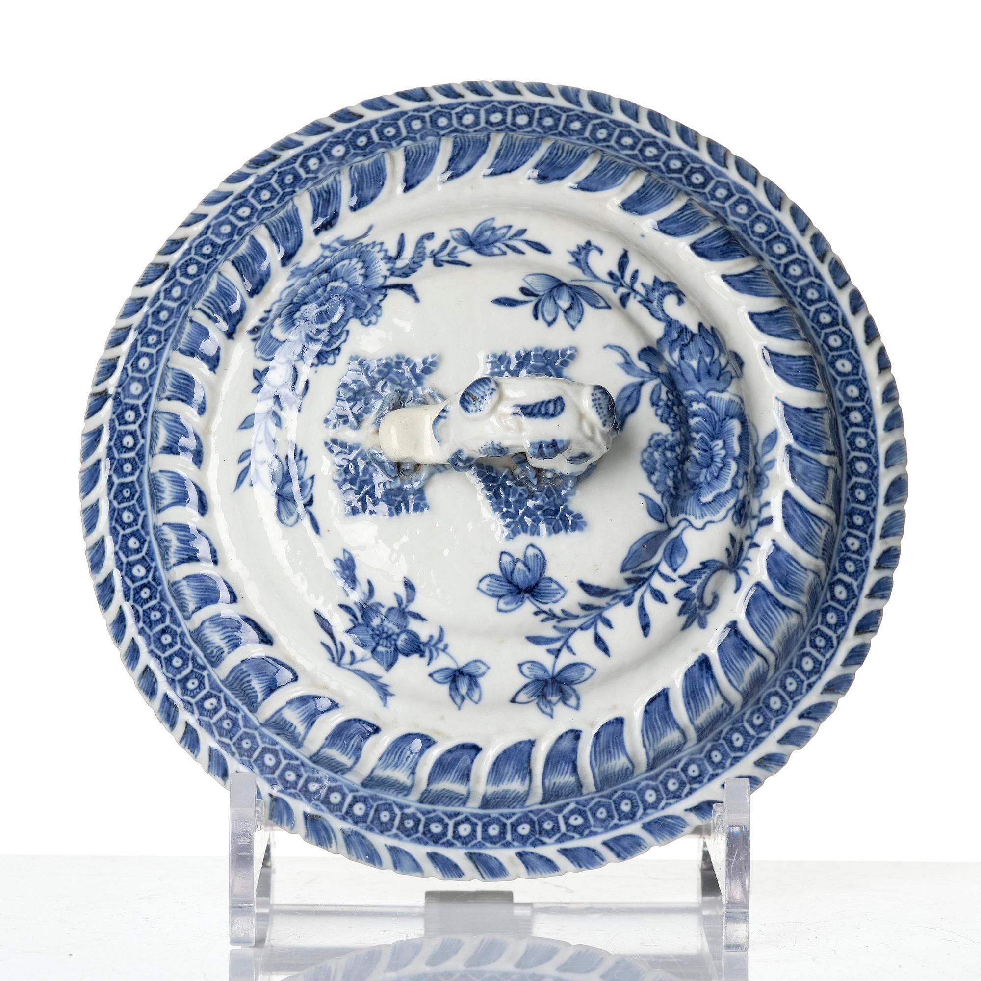 Pokal med lock, porslin. Qingdynastin, Qianlong (1736-95).