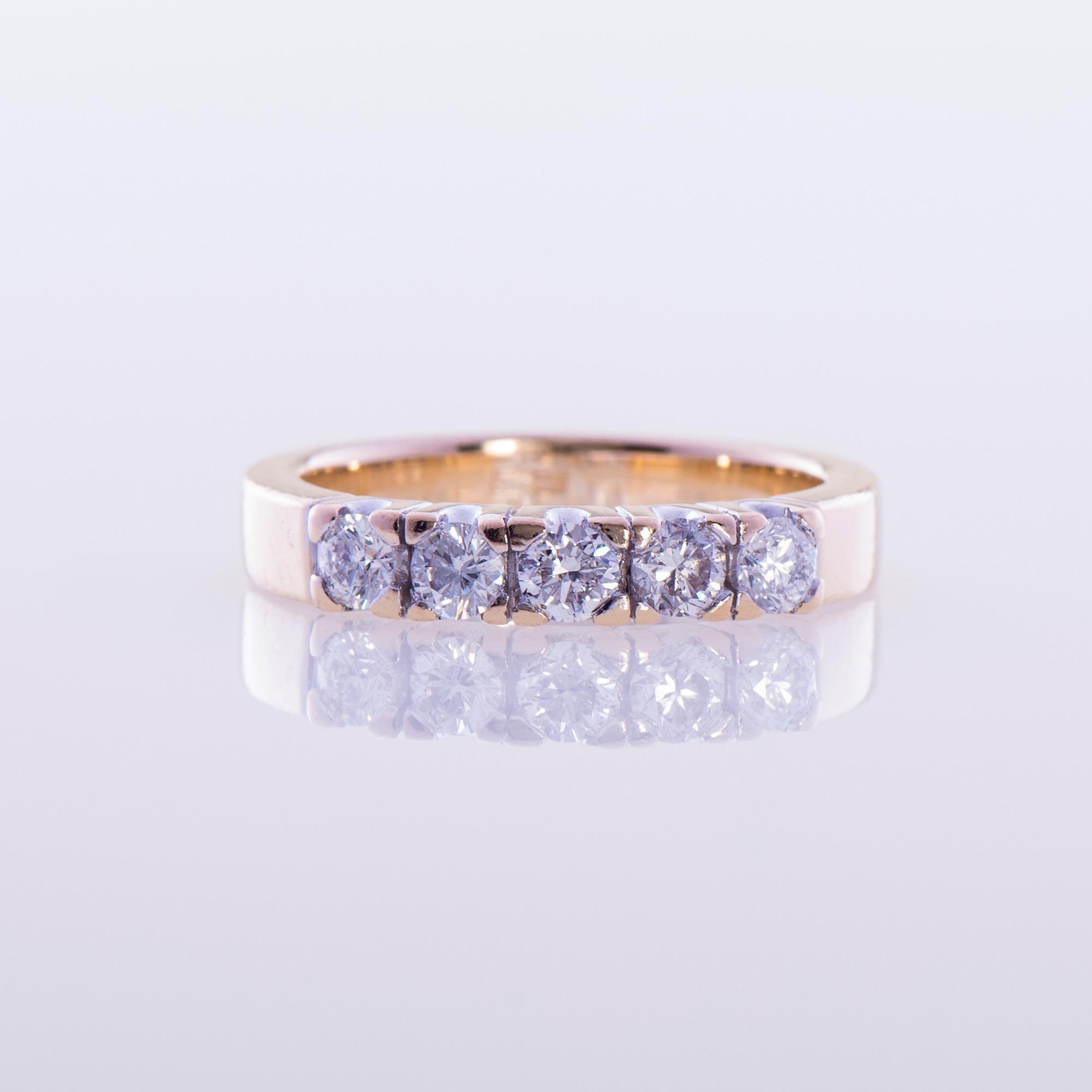 RING, 14K guld, briljantslipade diamanter. Vikt ca 4,1 g.
