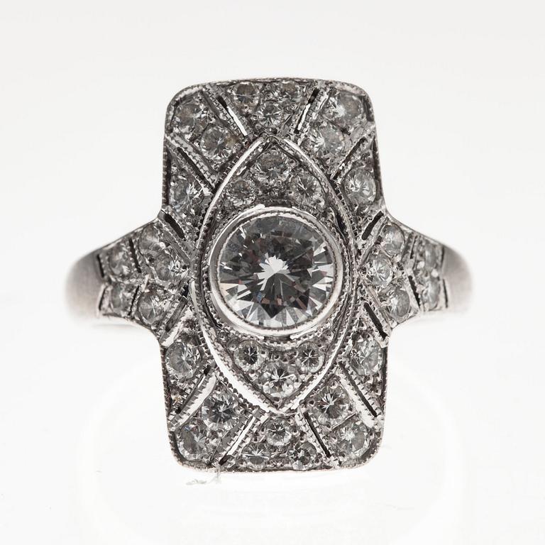 A RING, 9K white gold, brilliant cut diamonds c. 1.00 ct. Center stone c. 0.45 ct. Size 16-. Weight 3 g.