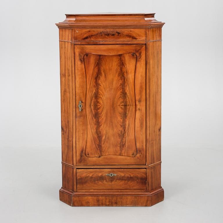 HÖRNSKÅP, Karl Johan, 1800-talet mitt.