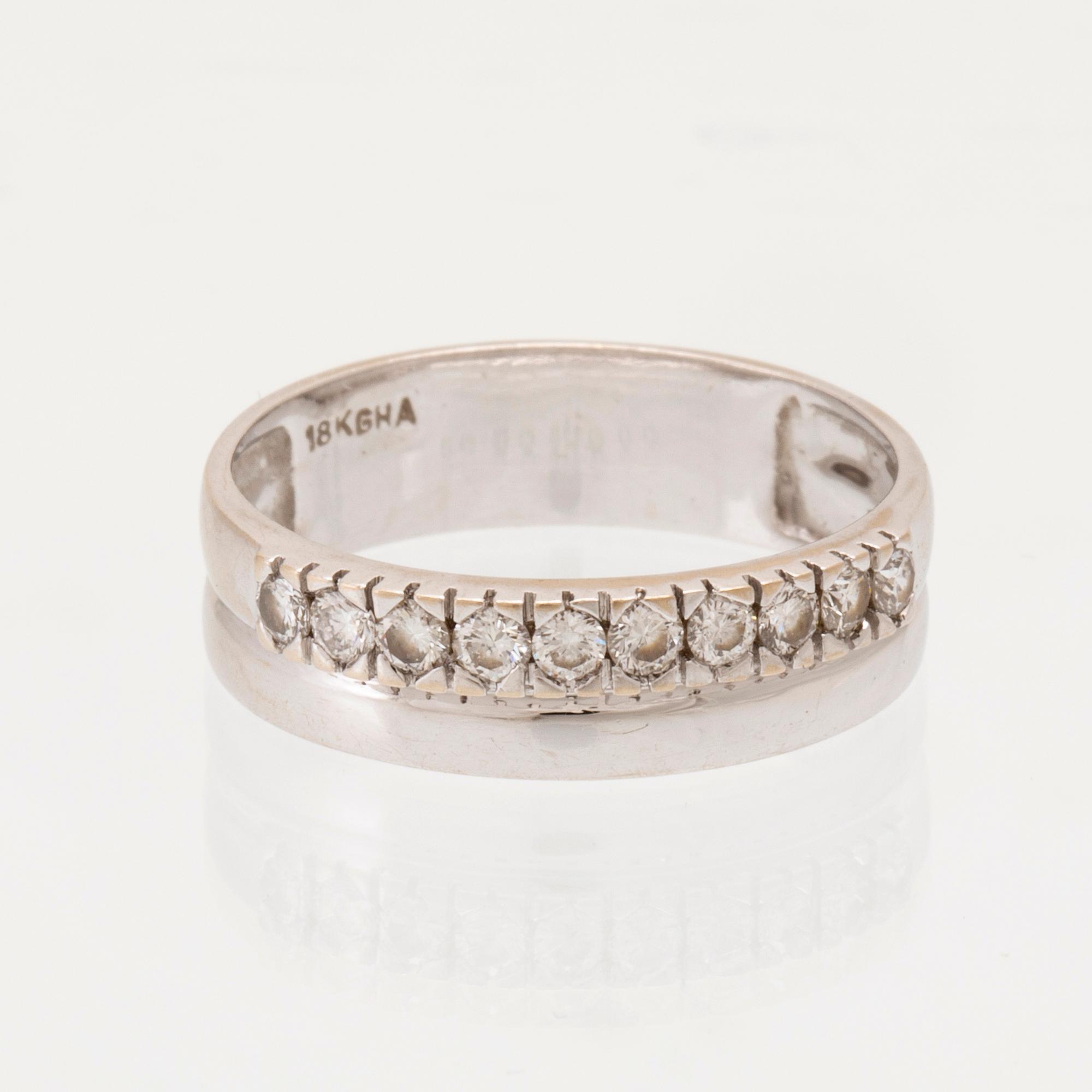 An 18K white gold ring set with round brilliant-cut diamonds.