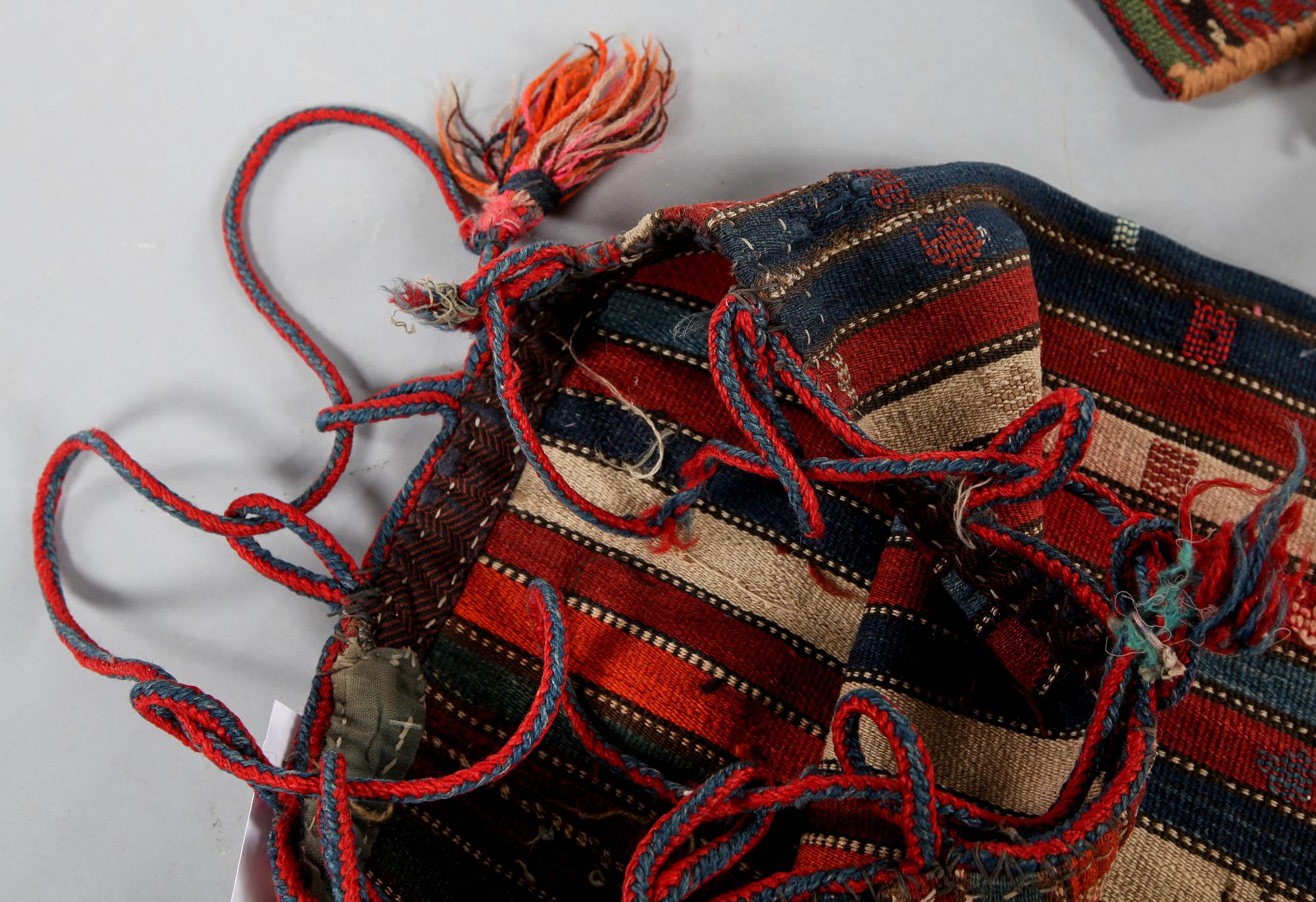 PARTI TEXTIL, 5 st, bl a väska. 1900-tal.