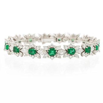 600. A bracelet in 18K white gold with step-cut emeralds and round and navette-shaped brilliant-cut diamonds.