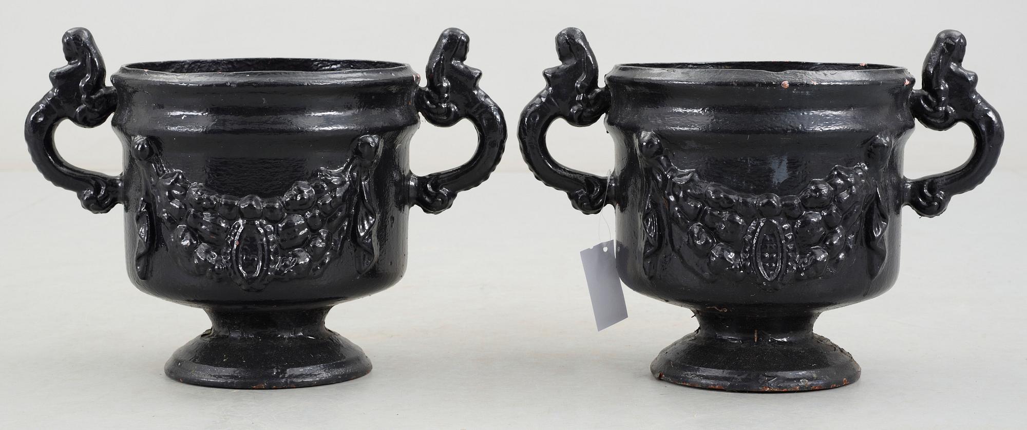 TRÄDGÅRDSURNOR, ett par, gjutjärn, möjligen "Girland" Stafsjö, troligen tidigt 1900-tal.