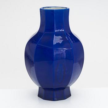 A porcelain vase, China, 20th century.