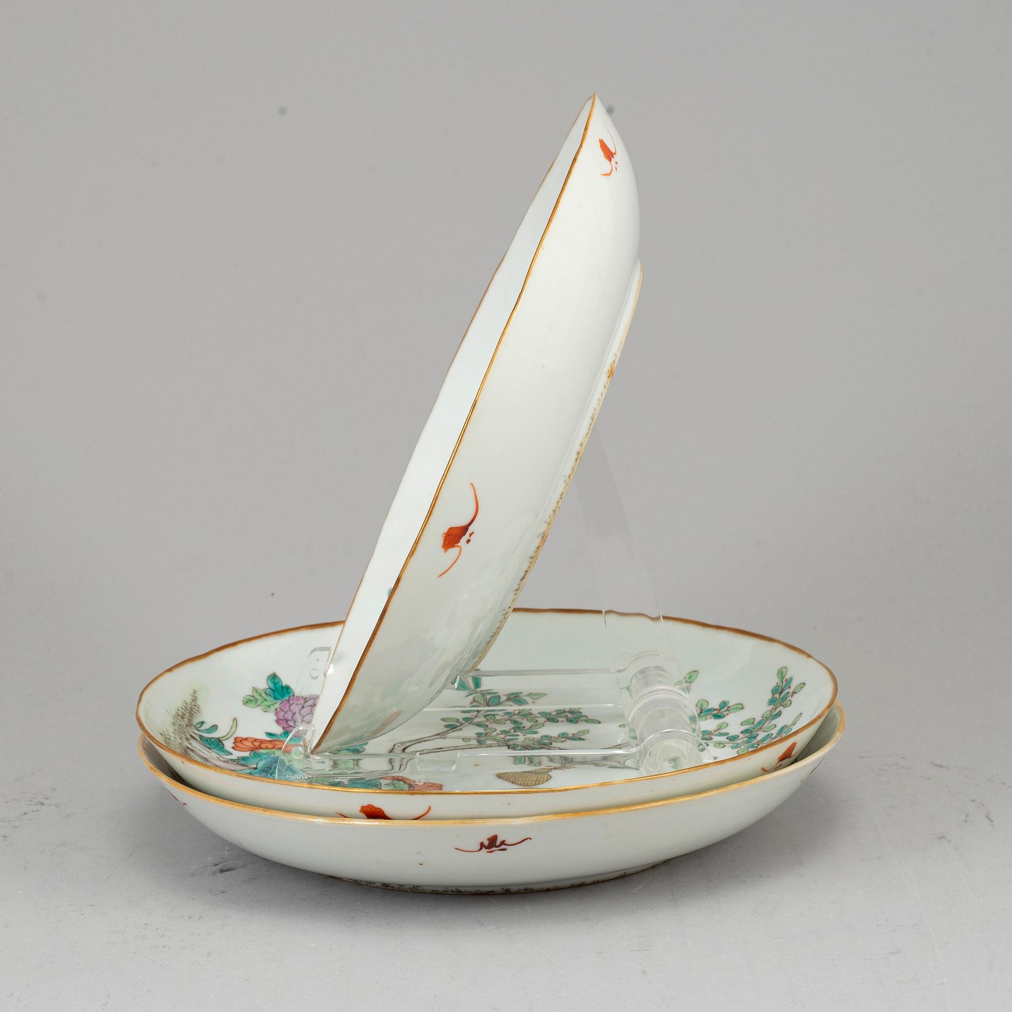 SKÅLFAT, tre stycken, porslin. Qingdynastin, sent 1800-tal.