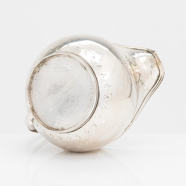 A Georgian sterling silver jug, late 18th century. Worn marks.