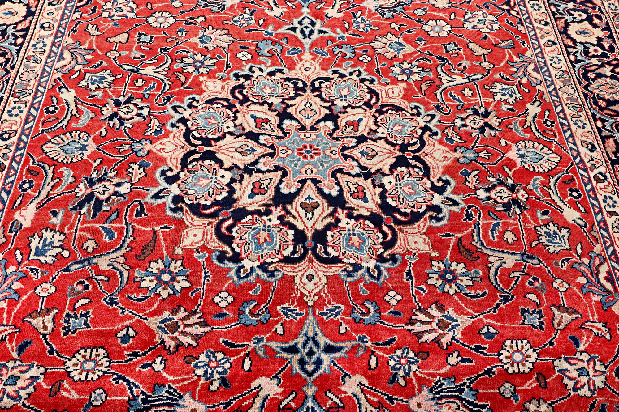 A Mahal carpet, c. 327 x 218 cm.