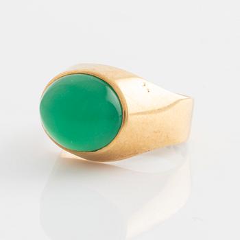 Ring, 18K gold with cabochon-cut green agate.
