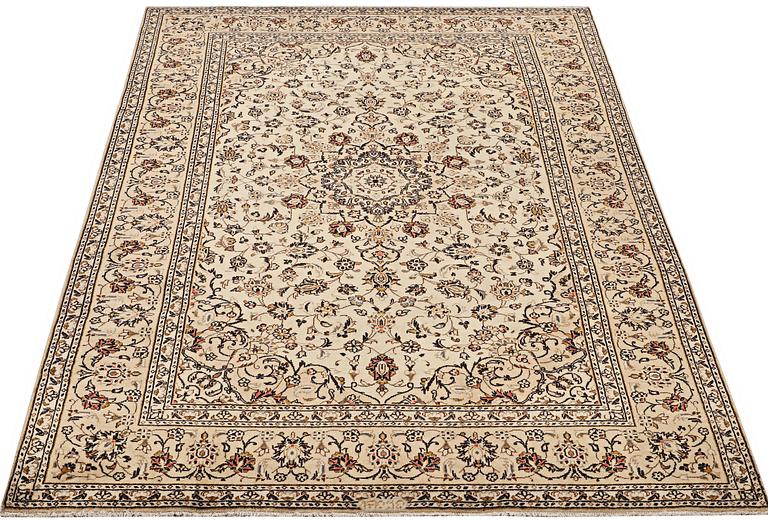 A carpet, Kashan, ca 290 x 190 cm.
