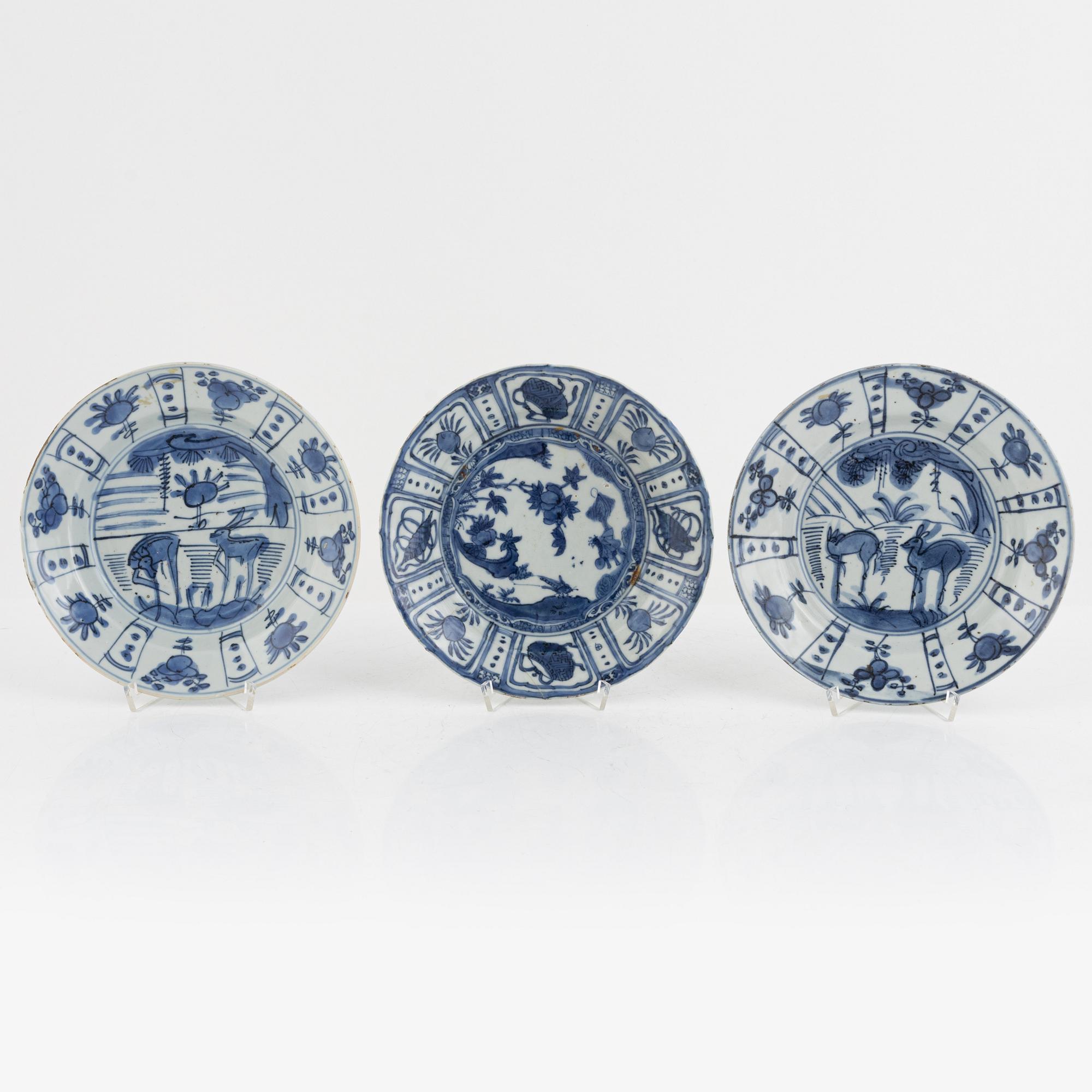 Three blue and white kraak dishes, Ming dynasty, Wanli (1572-1622).