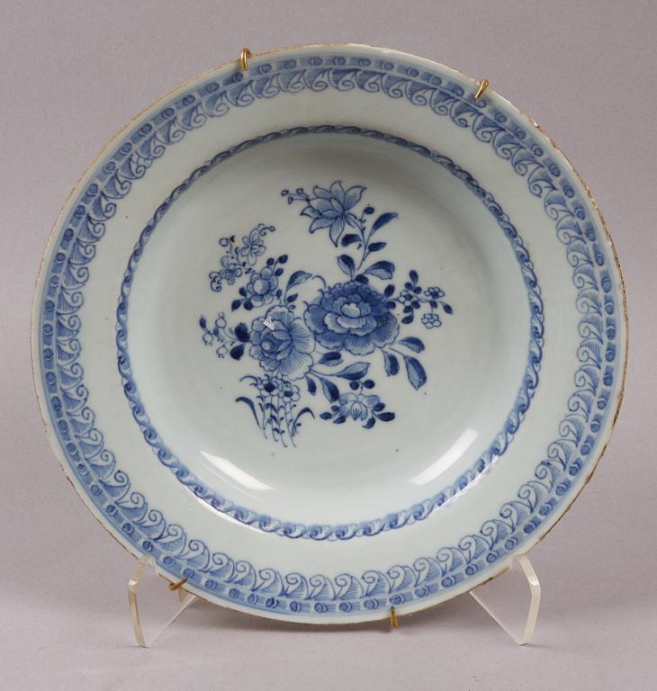 TERRIN samt TALLRIKAR 6 st, porslin, Kina. 1700/1800-tal.